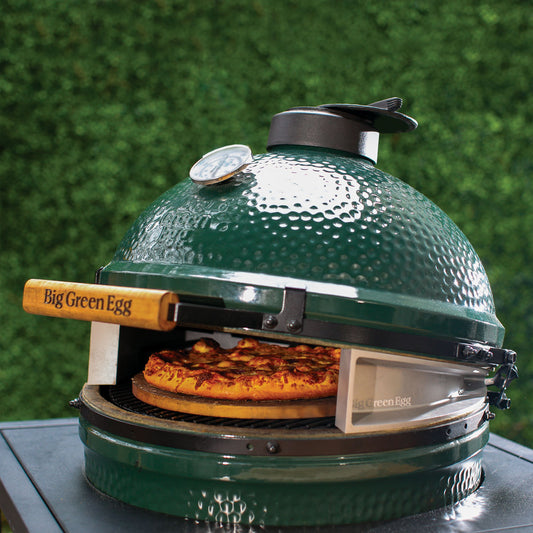 Big Green EGG Pizza Oven Wedges – Large EGG cooking pizza in a Big Green Egg grill outdoor setup.