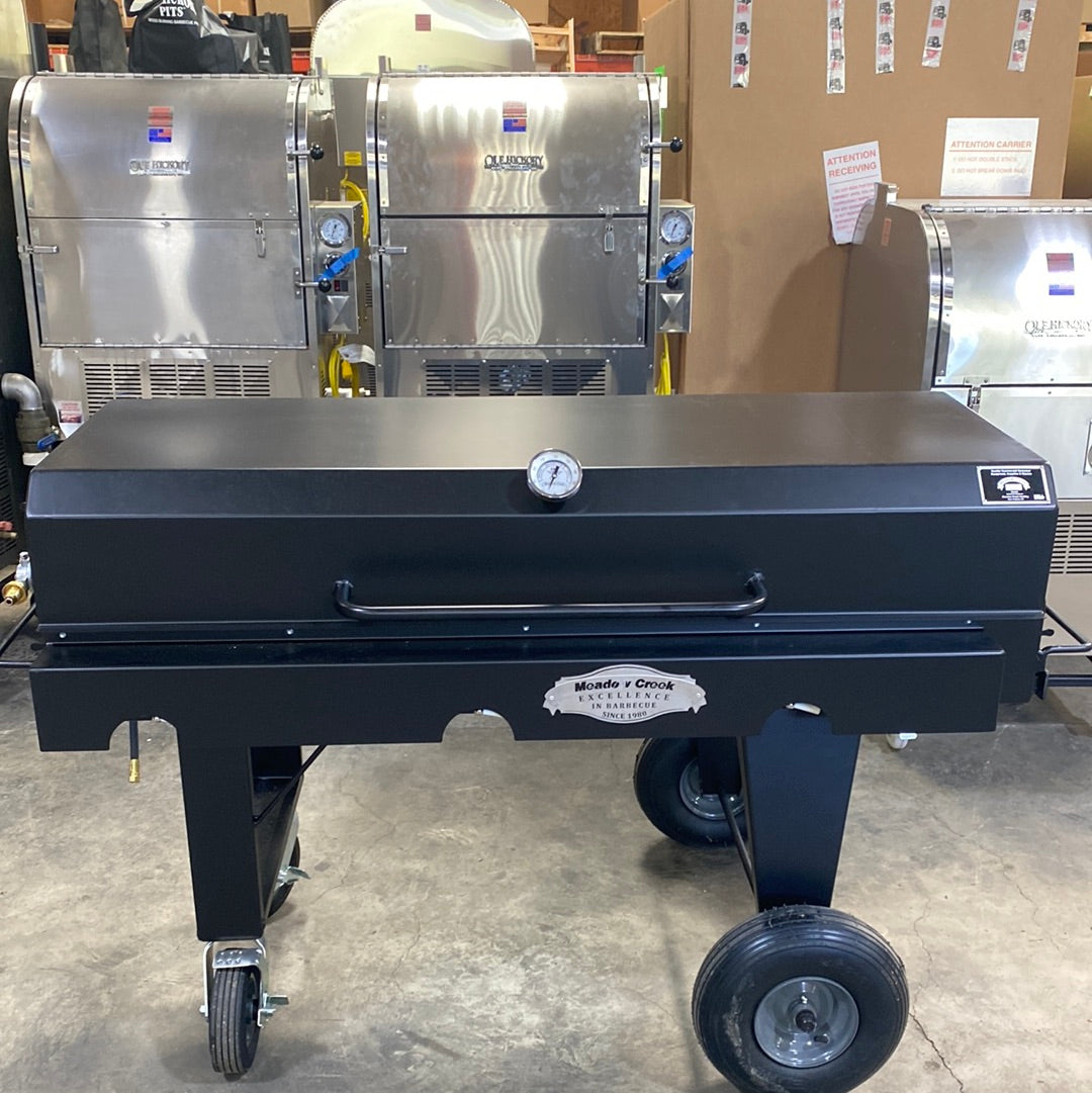 Meadow Creek BBQ 60G with lid and Vinyl Cover, durable gas grill for burgers, hot dogs, and steaks, ideal for outdoor cooking.
