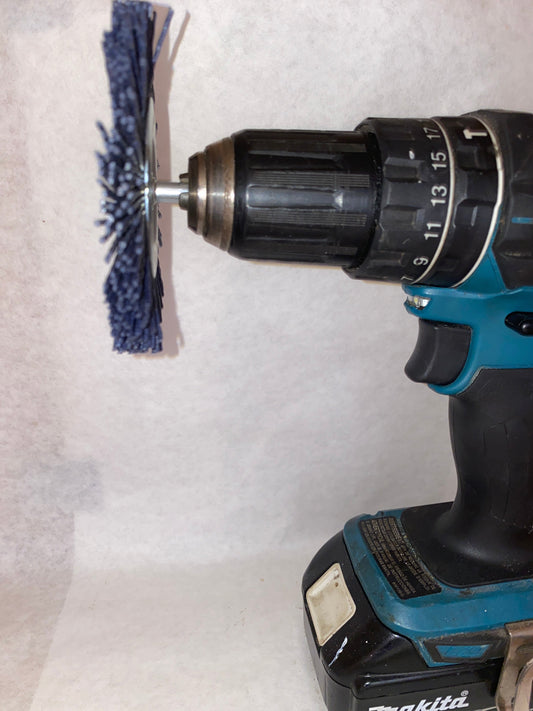 4” abrasive cleaning wheel for deep cleaning Grillgrates mounted on a drill for efficient barbecue cleaning.