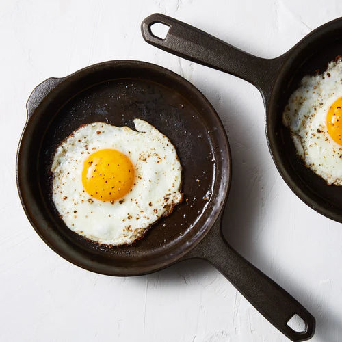 Field Company No.4 Cast Iron Skillet with sunny-side up egg, perfect for grilling, frying and cooking tools BBQ.