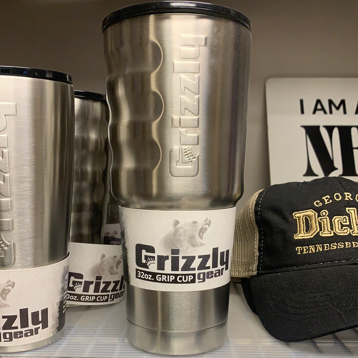 Grizzly Gear Grip Cup 32 oz. insulated cup ideal for outdoor grills and BBQ adventures.
